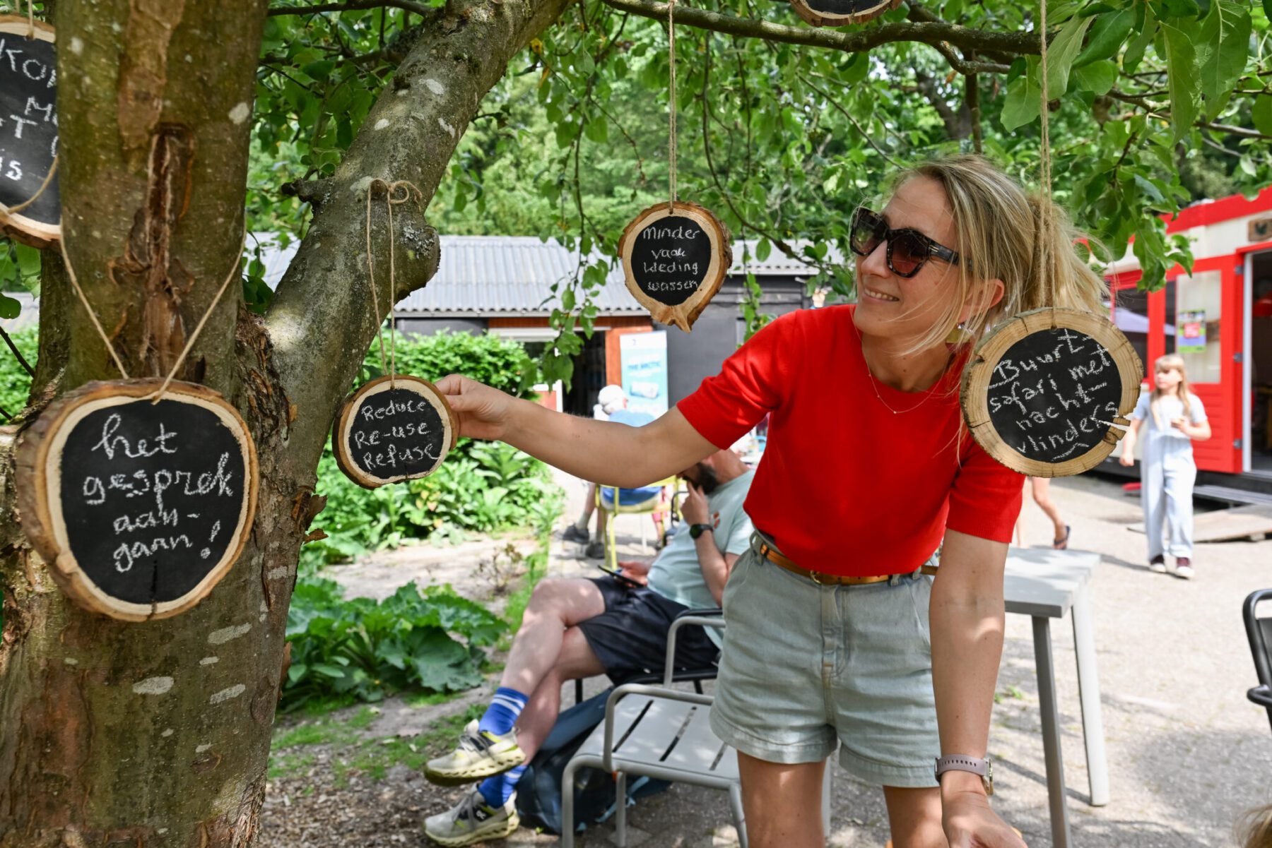 Bezoekers van de Dag van Samen Duurzaam Doen nemen deel aan duurzame activiteiten op het terrein van Bezoekerscentrum De Boswerf in Zeist, waaronder workshops, natuurbeleving, koken en kledingruil.