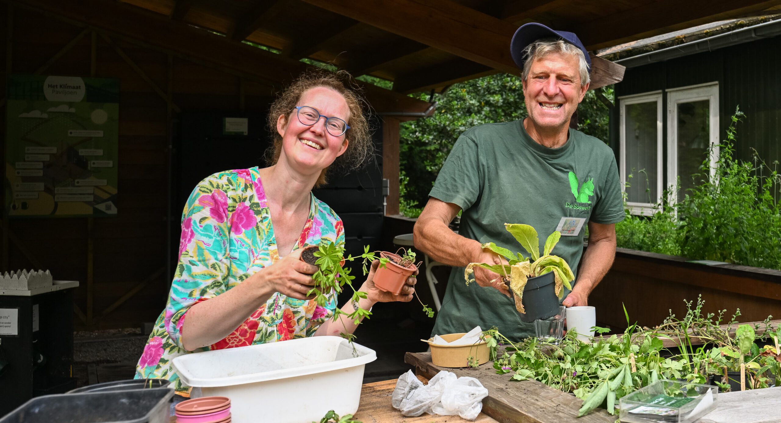 Bezoekers van de Dag van Samen Duurzaam Doen nemen deel aan duurzame activiteiten op het terrein van Bezoekerscentrum De Boswerf in Zeist, waaronder workshops, natuurbeleving, koken en kledingruil.