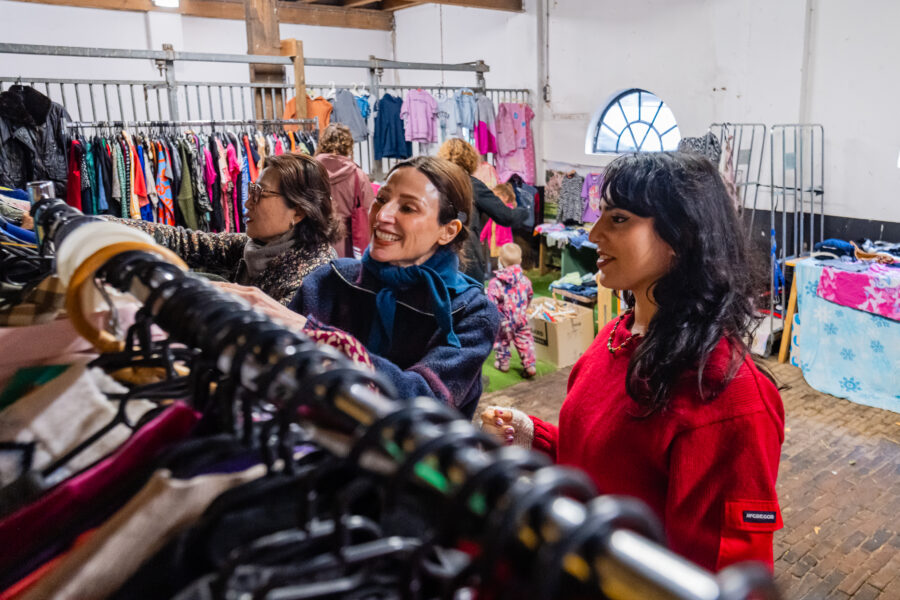 Bezoekers wandelen langs marktkramen tijdens de Brinker Herfstmarkt in Zeist, onderdeel van de Week van Samen Duurzaam Doen op zondag 11 oktober 2026